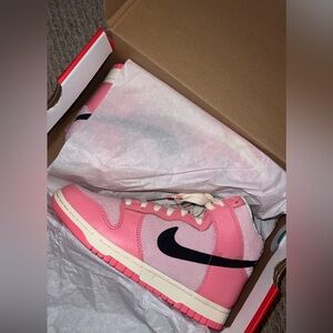 Women’s Nike Dunk High Size 7.5